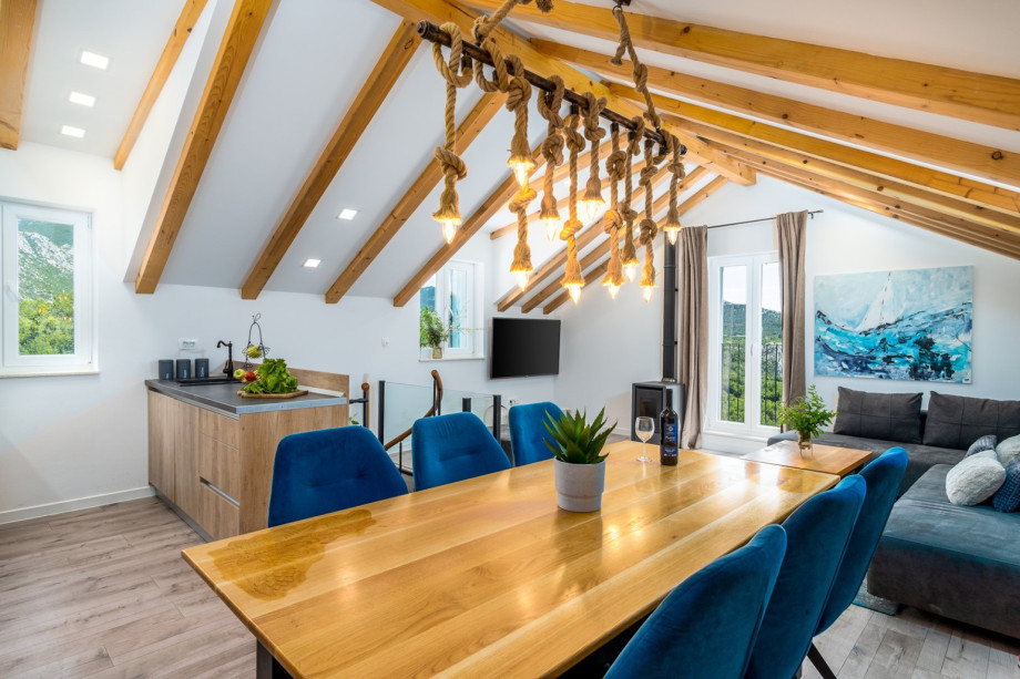 Dining area for 6 and fully equipped kitchen with a dishwasher, a toaster, water kettle, a coffee machine Nespresso