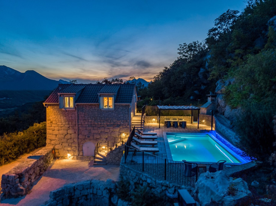 Carefully placed lighting completes the perfect experience of Dalmatian summer evenings