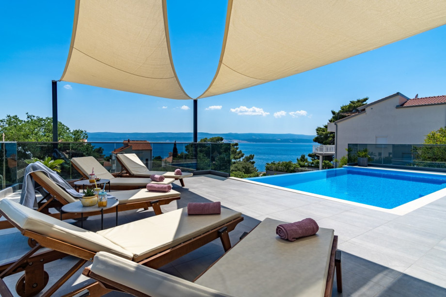 Private 32sqm heated pool with 6 lounge chairs