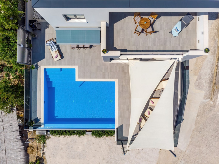 4 bedrooms, 4 bathrooms, heated pool, 130m from the sea