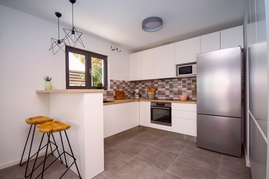 Modern and fully equipped kitchen with dining area