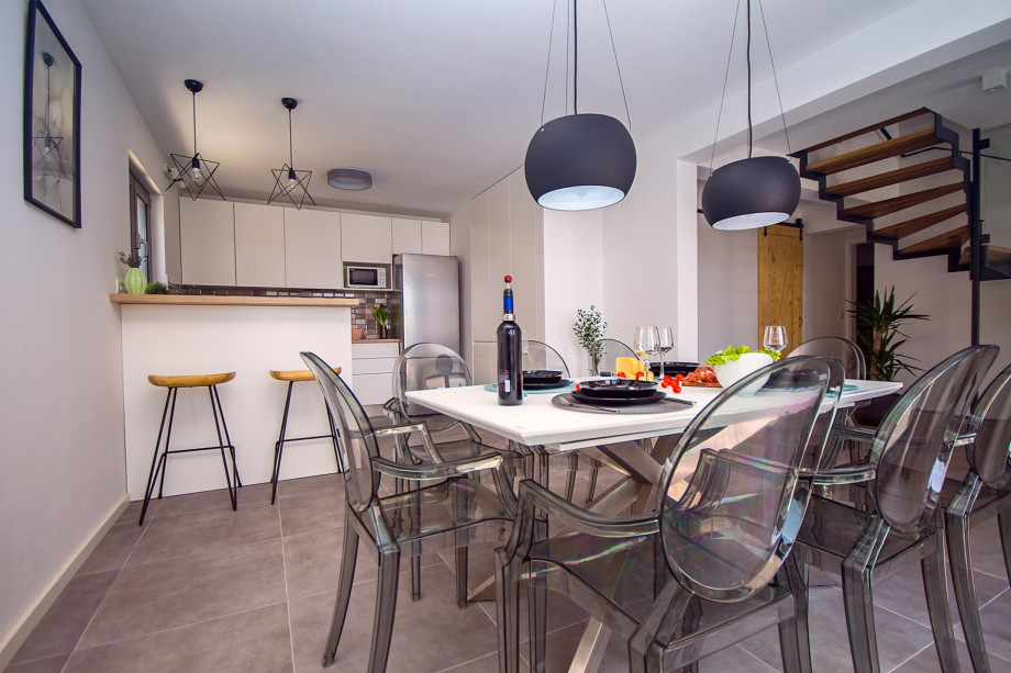 Modern and fully equipped kitchen with dining area