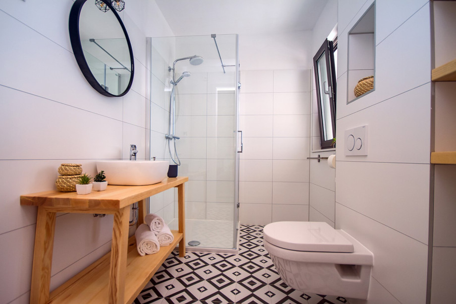Ensuite bathroom with shower in Bedroom No.3