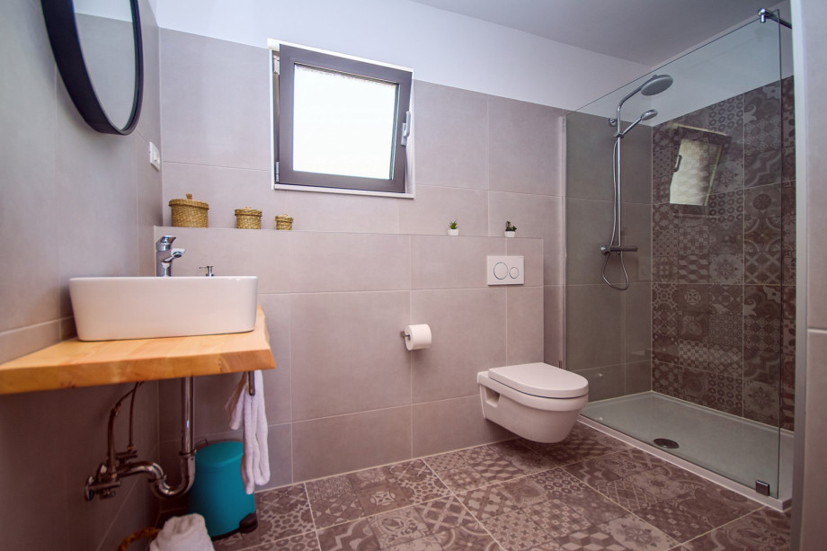 Ensuite bathroom with shower in Bedroom No.4