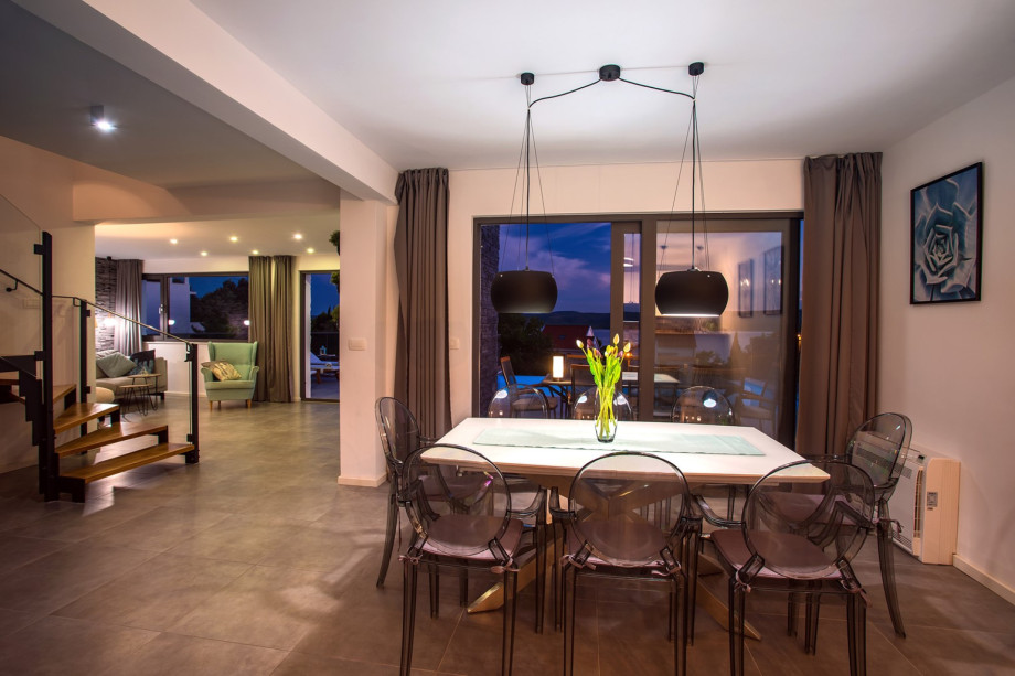 Dining area and exit to the pool