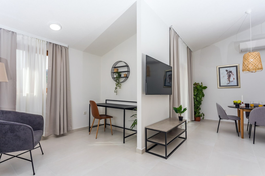 The internal half-floor staircase takes you to a first Living room