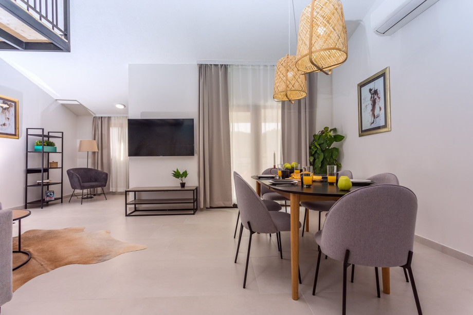 Die Villa Remusic besteht aus 3 Einheiten, die mit wenigen Außentreppen verbunden sind, alle drei exklusiv für eine Gruppe