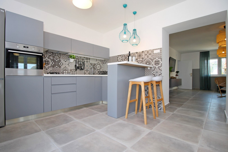 komplett ausgestattete Küche/Essbereich&Ausgang zum Poolbereich+Grill&Spielplatz