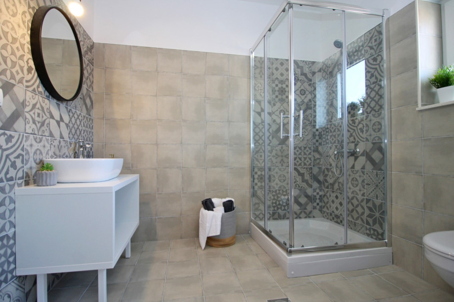 Privates Badezimmer mit Dusche im Schlafzimmer Nr. 1