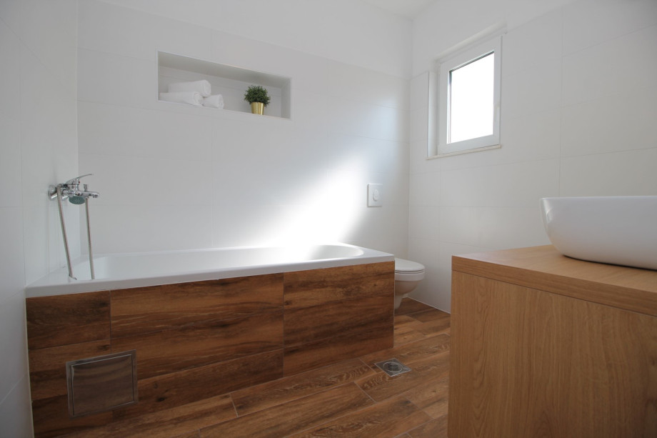 Family bathroom with bath tub 1st floor