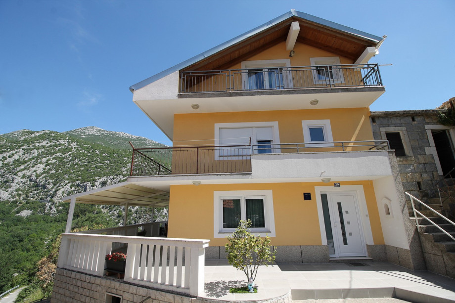 Entrance to villa Remusic with covered outdoor area and terraces