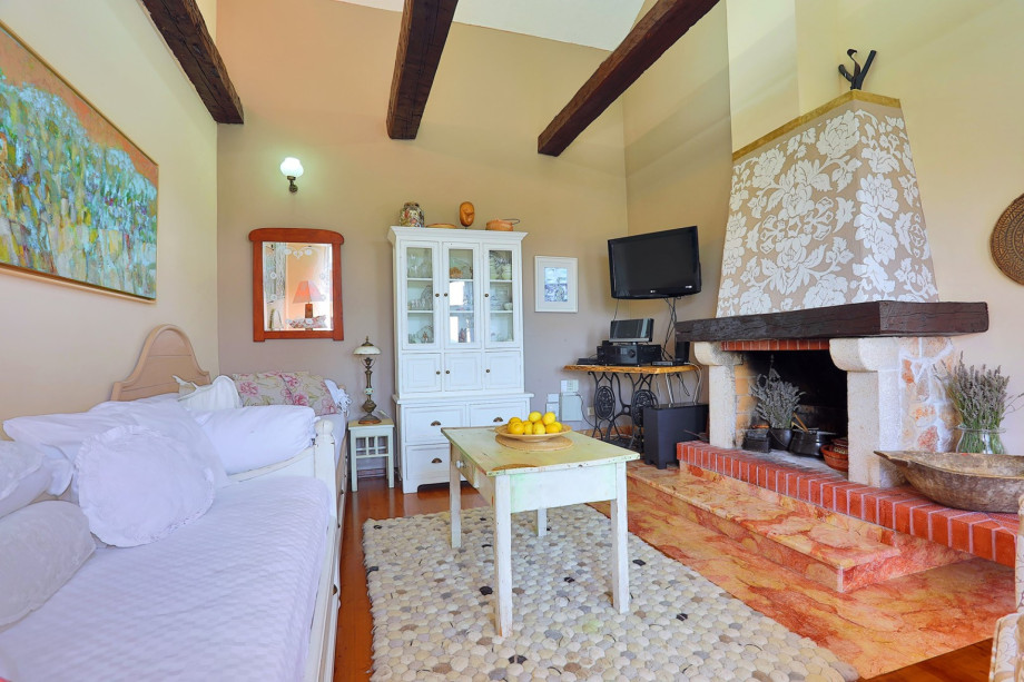 A Living room with two single beds (2 x 90 x 200cm), TV,  free WiFi, and an antique fireplace