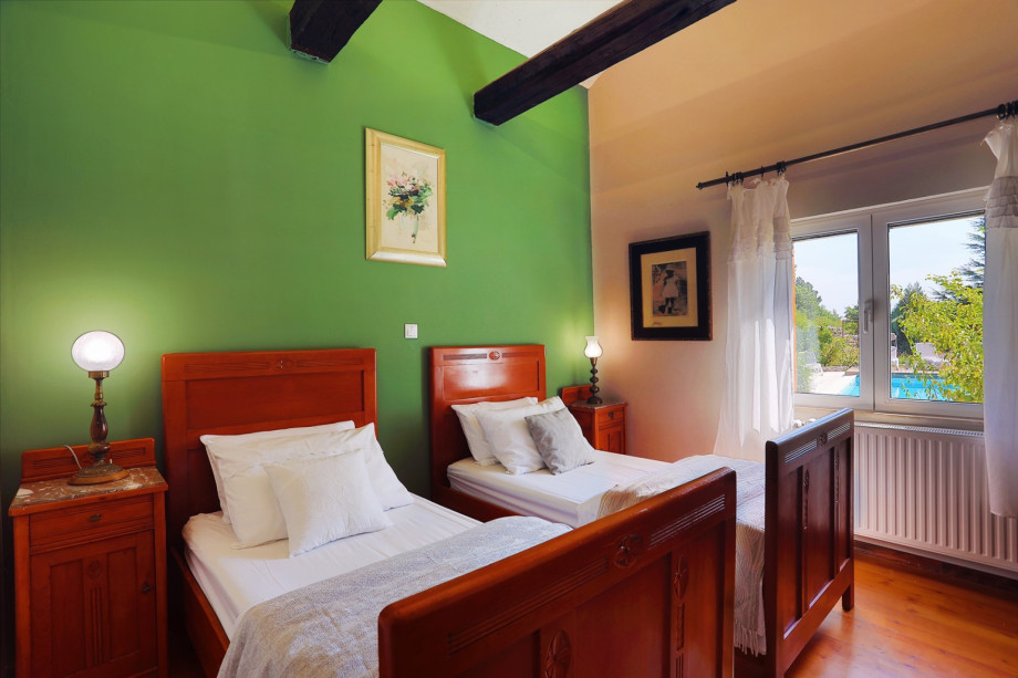 Bedroom with 2 single bed on the ground floor