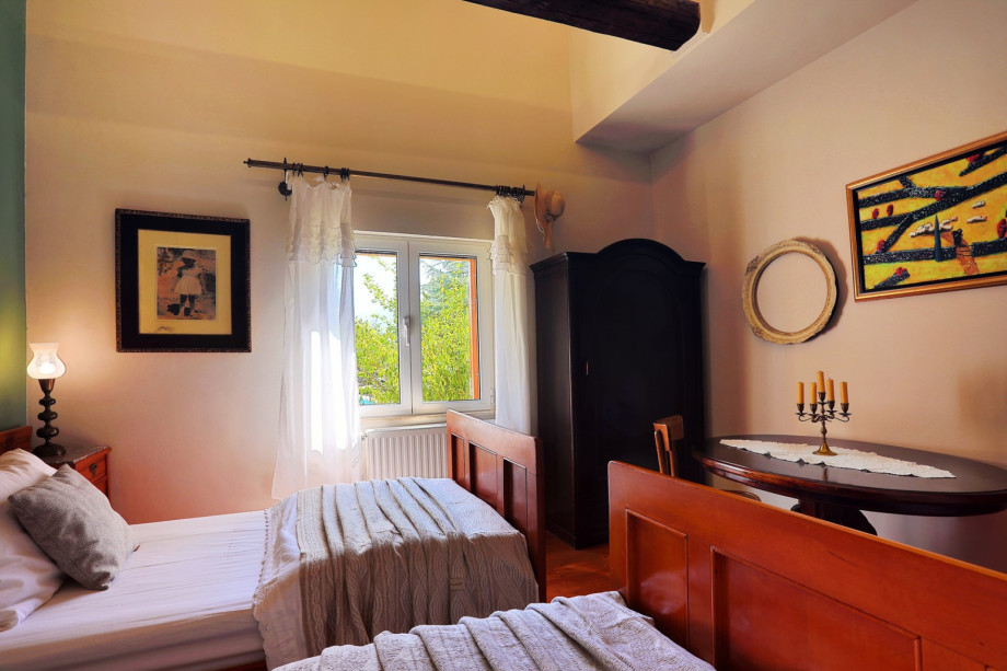 Bedroom with 2 single bed on the ground floor