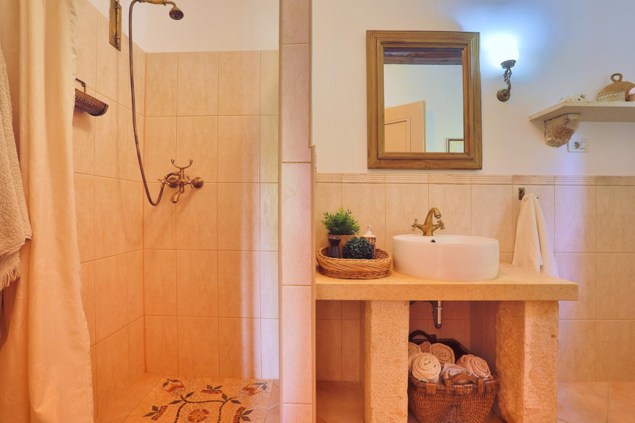 Bathroom with shower, bidet and toilet on the ground floor