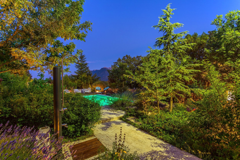 Outdoor shower, botanic garden and sun deck next to 32m2 heated pool