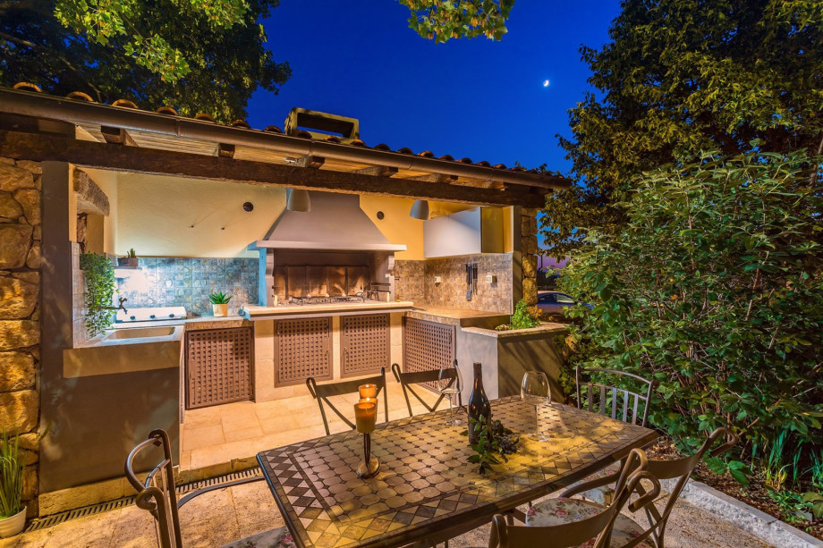 BBQ place fully equipped with outdoor dining area