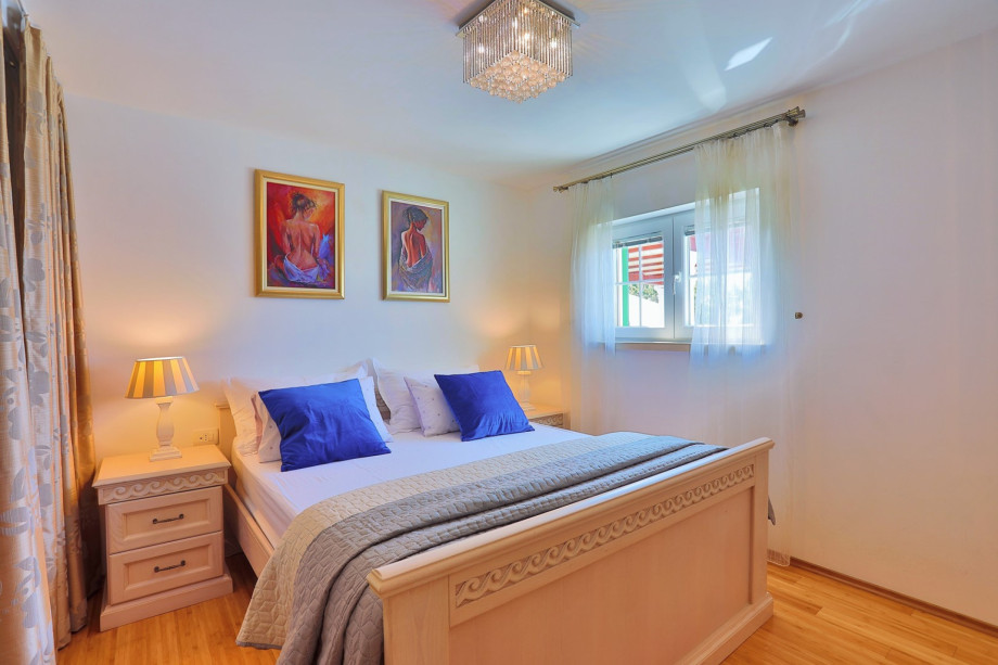 Bedroom No1. with double bed, TV, and en-suite bathroom with bathtub (pool level)