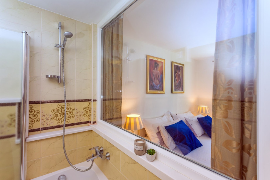 En-suite bathroom with bathtub in bedroom no.1 (pool level)