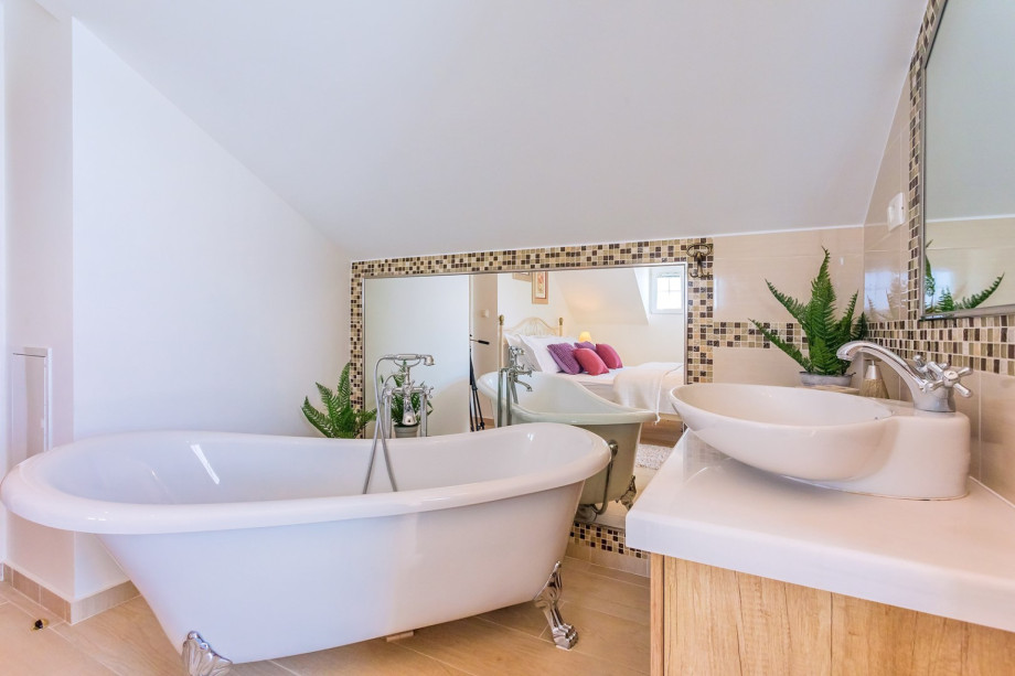 Bedroom No.3 with double bed, self-standing tub, toilet ensuite, terrace (east)