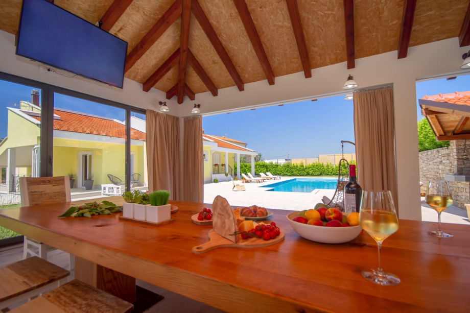 Fully equipped and spacious summer kitchen with TV and barbecue