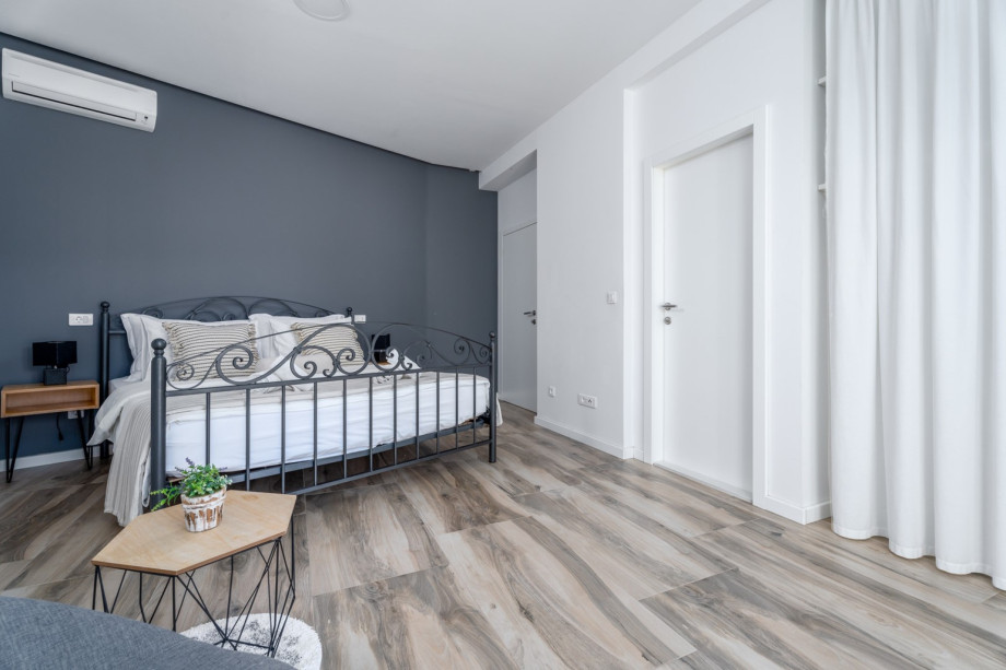 Schlafzimmer No1 mit Doppelbett 180x200cm und en-suite Badezimmer mit Dusche