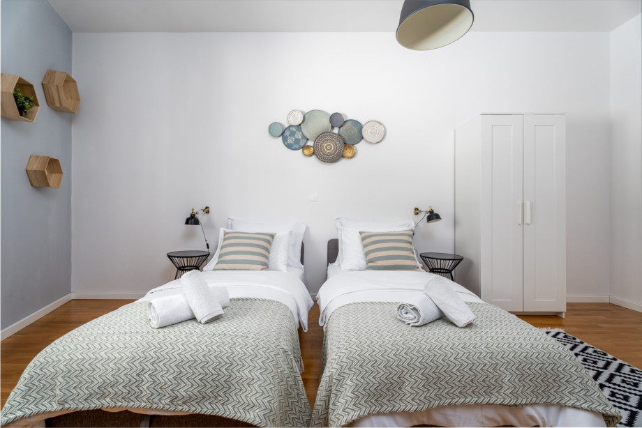 Schlafzimmer No4 mit 2 Einzelbetten 90x200cm (kann als Doppelbett verbunden werden) + Schlafsofa für 1 Person