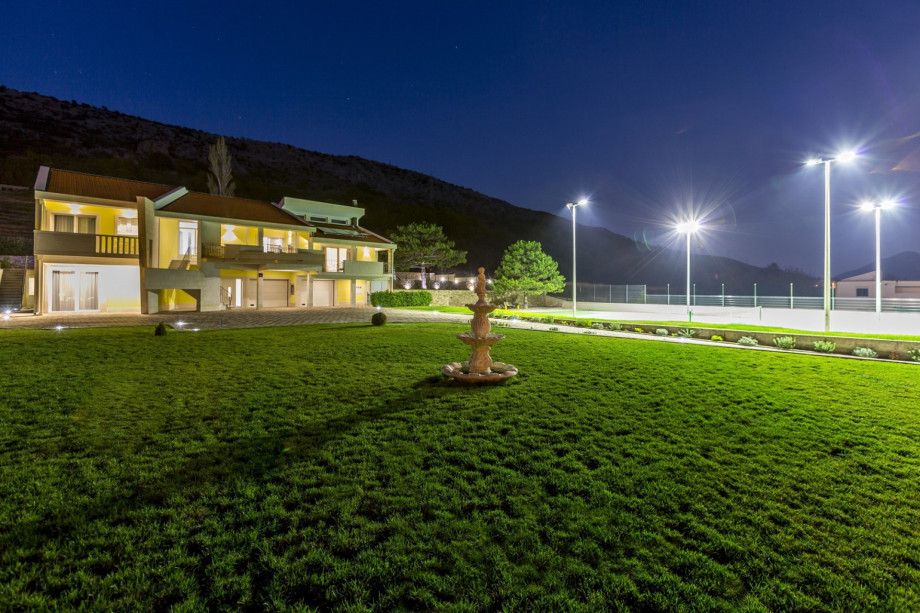 Minimarkt, Bäckerei und eine Bar sind nur über die Straße 50m entfernt