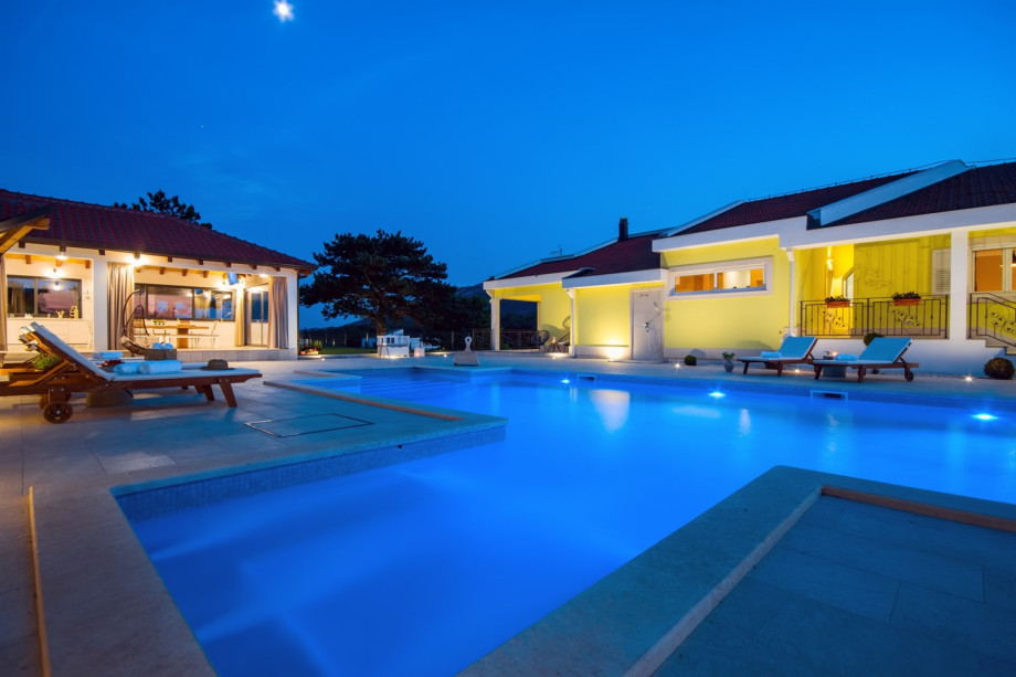 Die Villa verfügt über eine Klimaanlage in allen 5 Zimmern und 2 im Wohnbereich