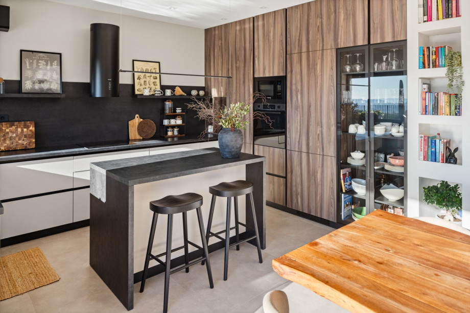 Fully equipped kitchen with a kitchen island, featuring a built-in oven, microwave, and Nespresso coffee machine.