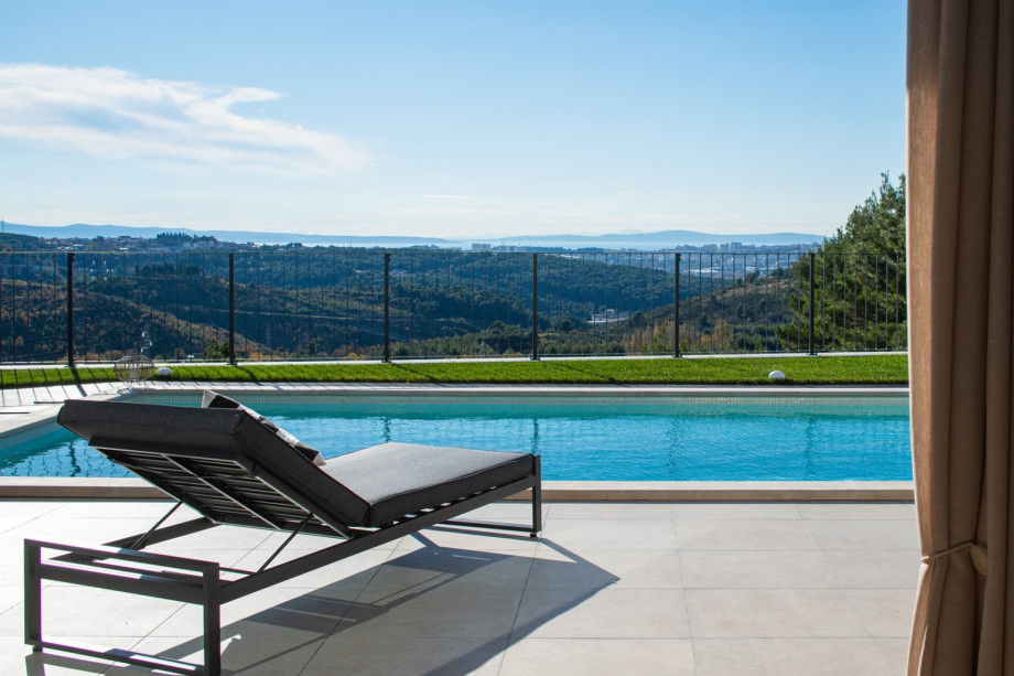 Sun loungers on the terrace by the 32 sqm pool, with an impressive view of Split and the sea.