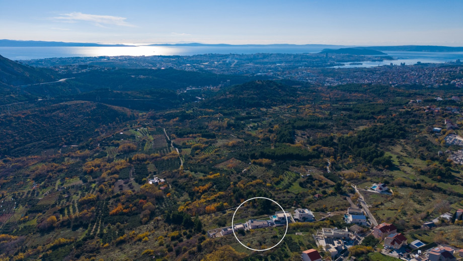 Wide aerial view confirming the villa's location in the idyllic Klis region, with views of Split and the surrounding mountains.