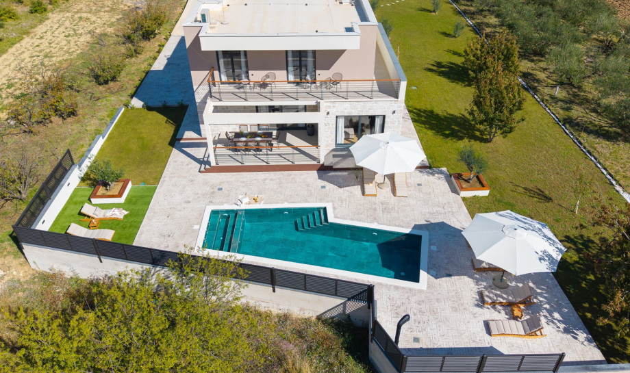 Aerial view of Villa Agrosa and its 1500 m2 private plot in the peaceful village of Srinjine.
