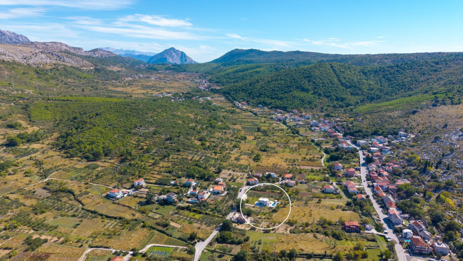 Perfectly positioned in a quiet rural area, just 17 km from the historical attractions of Split.