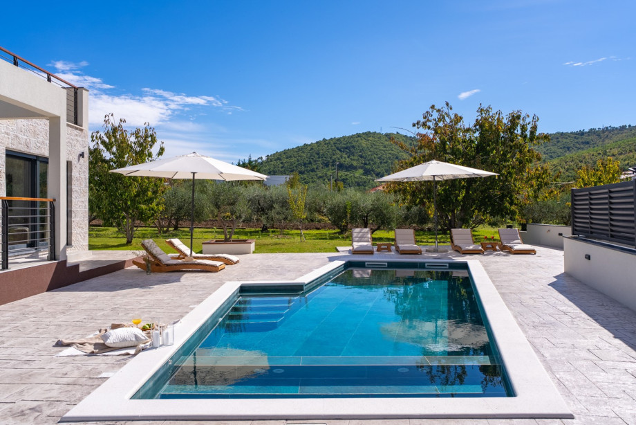 Soak up the sun on the deck with 10 comfortable loungers and breathtaking mountain views.