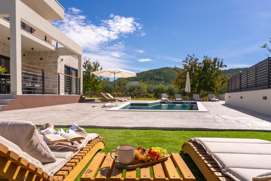 Relax on the sun deck by the 30 sqm private pool while enjoying the peaceful views of Srinjine.