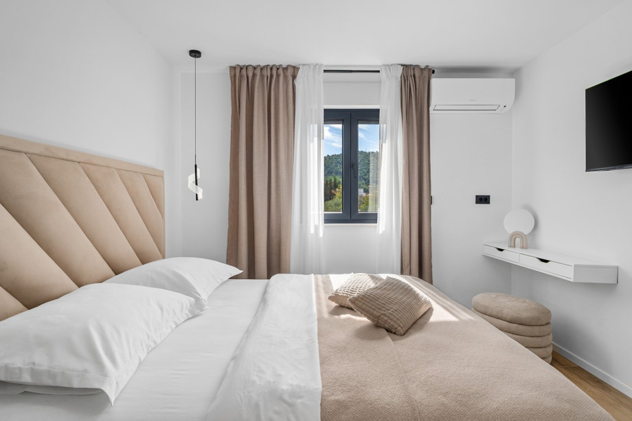 A comfortable and bright bedroom at Villa Agrosa, designed as a stylish home away from home.
