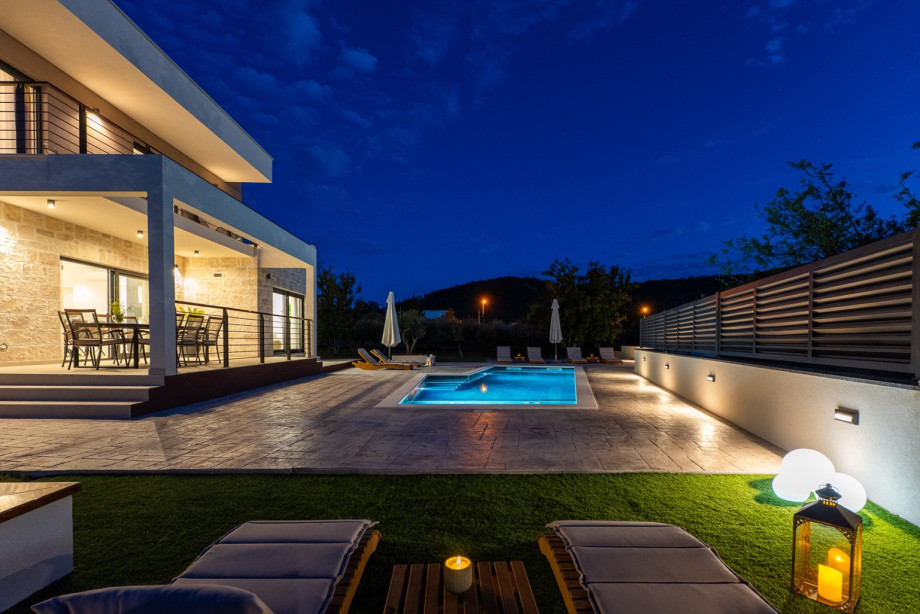 Relax in the outdoor paradise with comfortable sun loungers and a cosy lounge corner under the stars.