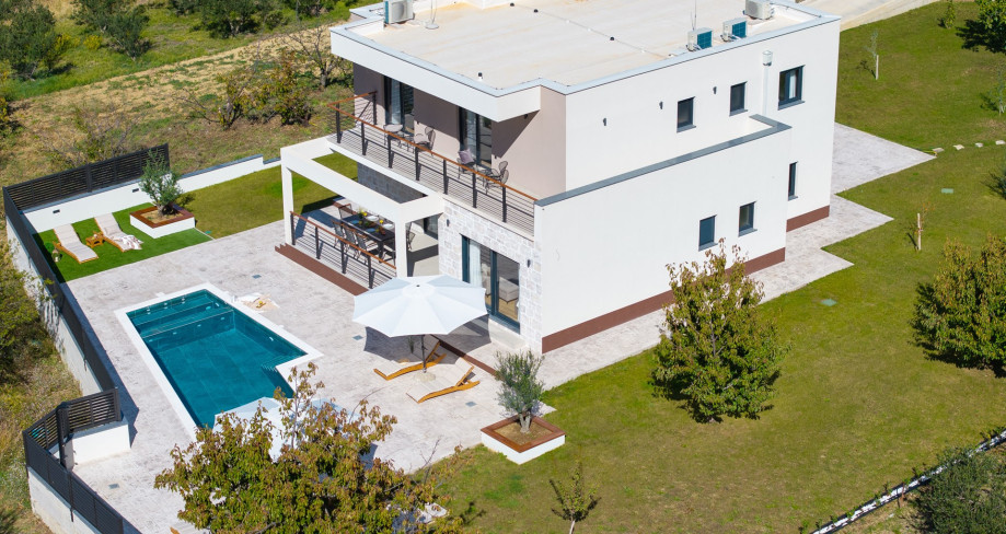 Modern architecture meets nature on a fully fenced 1500 m2 plot, ideal for a carefree holiday.