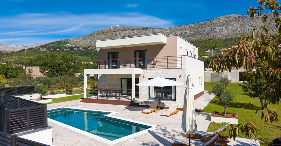 Villa Agrosa: A stylish 4-bedroom retreat in Srinjine with a private pool and modern stone facade.