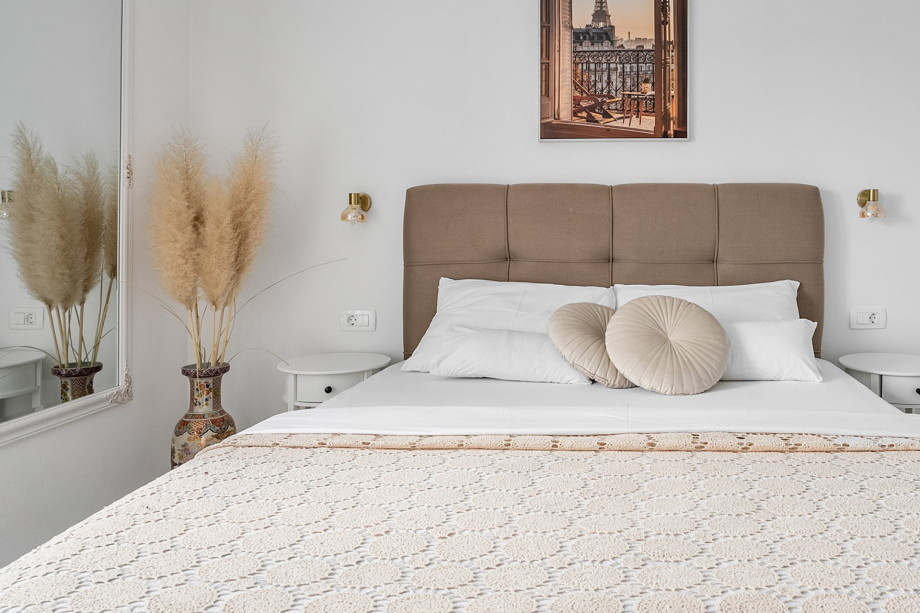 This cosy bedroom features a Queen-sized bed and offers views of the peaceful neighbourhood.