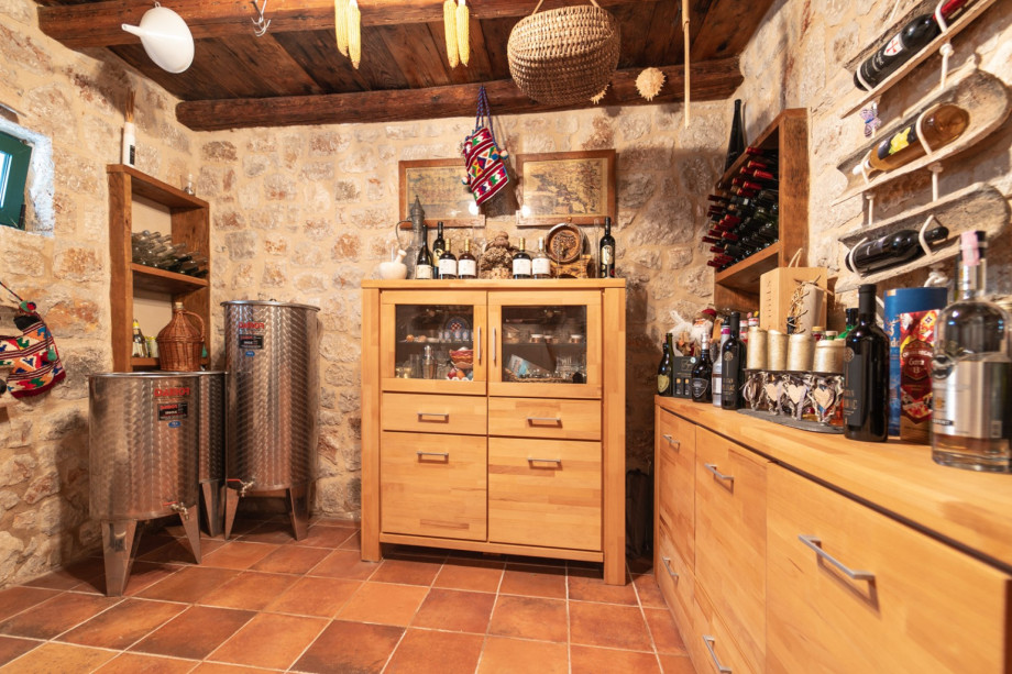 A charming ˝tavern˝ style room itraditionally decorated and stocked with premium local wines for your enjoyment.