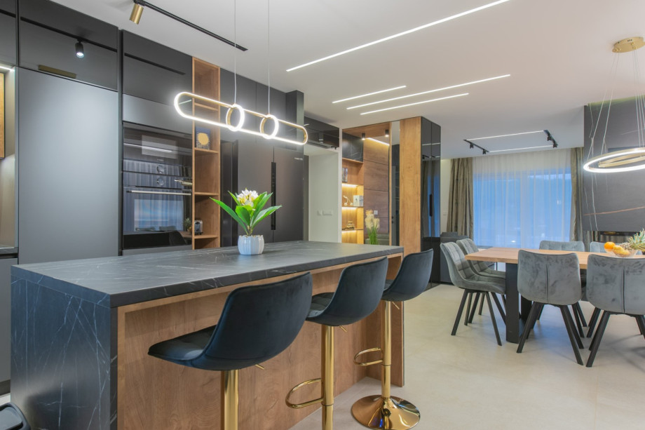 Fully equipped kitchen featuring a kitchen island and bar stools.