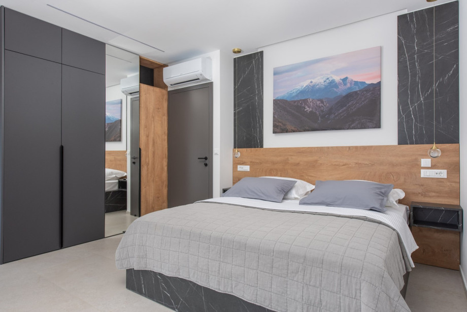 Bedroom with a king-size bed (180 x 200 cm), air conditioning, and a smart TV for a comfortable stay.