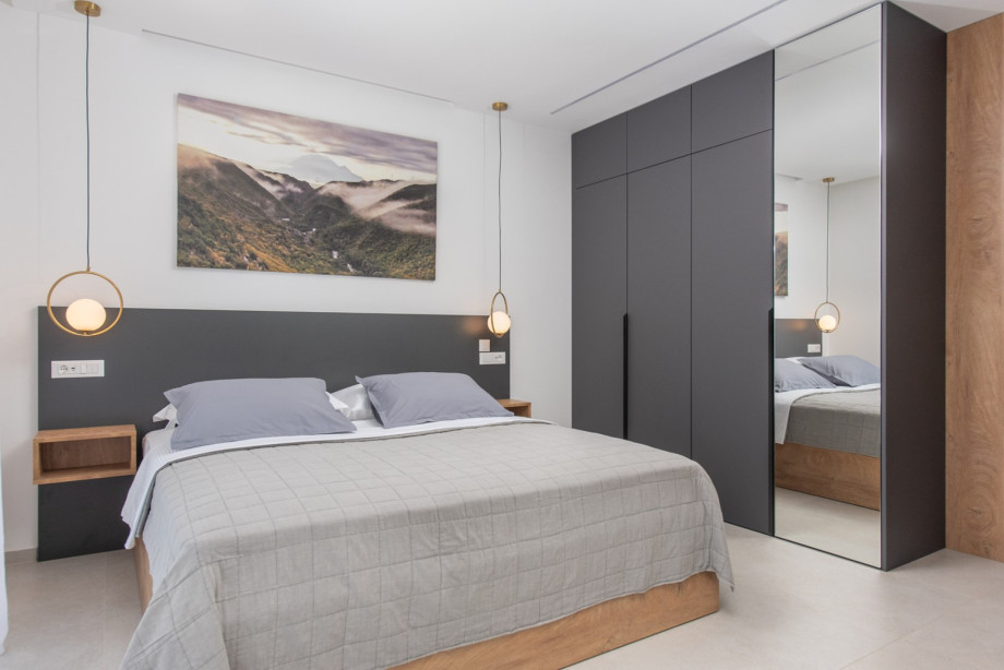 17 sqm bedroom featuring a king-size bed (180 x 200 cm) and a wardrobe.