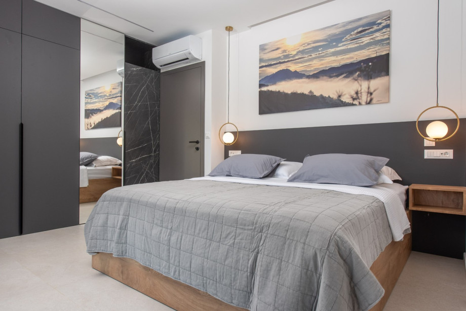 All bedrooms are elegantly furnished sqm with king-size beds (180 x 200 cm) and en-suite bathrooms.