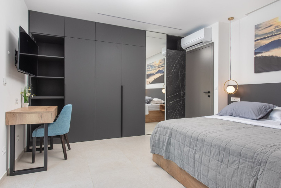 This 17 sqm bedroom is equipped with a king-size bed (180 x 200 cm), air conditioning, and a smart TV.