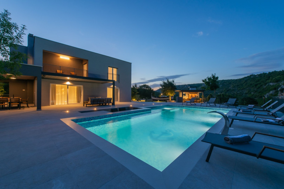 The 66 sqm heated pool features a waterfall, geyser, and hydromassage jets.