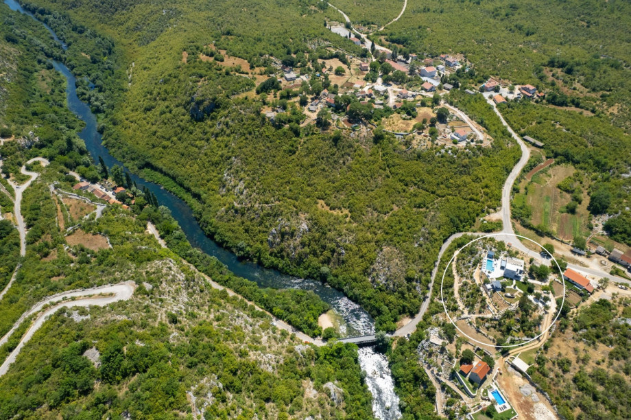 An aerial view shows the villa's location in Srijane, just 220m from the Čikotina lađa river beach.