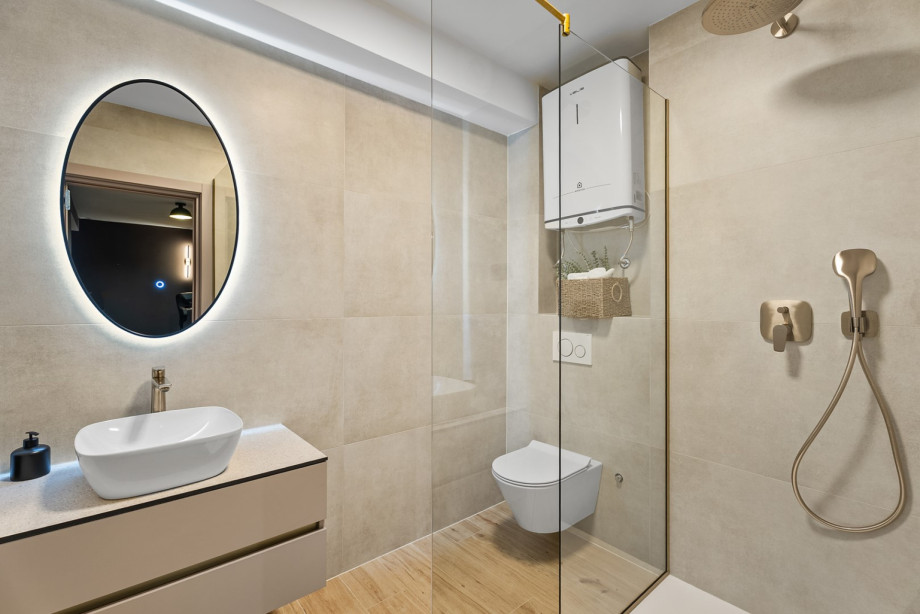 The villa features a second family bathroom equipped with a modern shower.